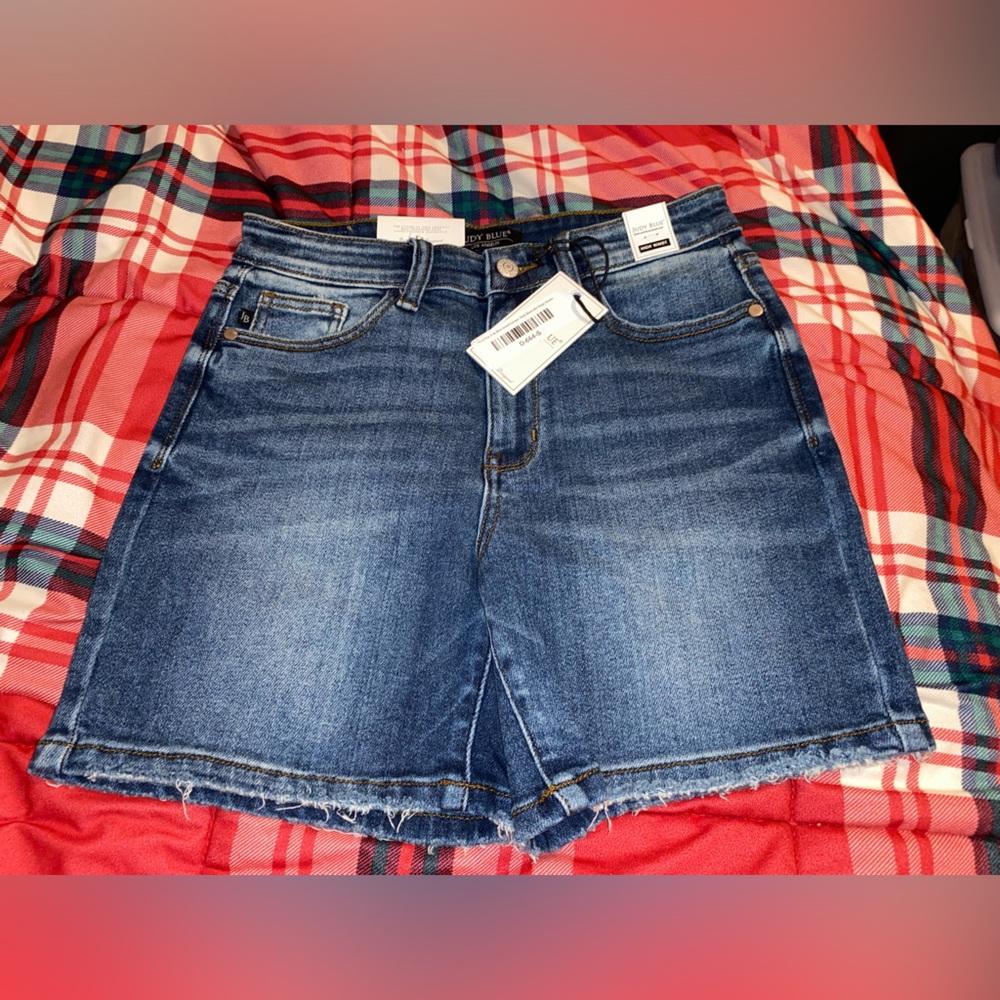 Judy Blue Sweet Escape Dark Wash Mid Thigh Shorts (NEW)